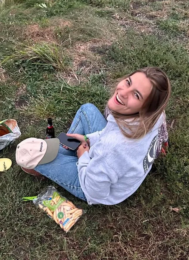 Isa esperando a que baje la marea para ir a surfear