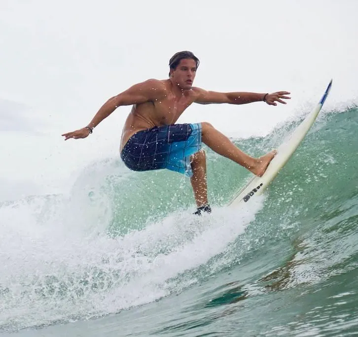 Tommie surfeando en un viaje de surf a Nicaragua